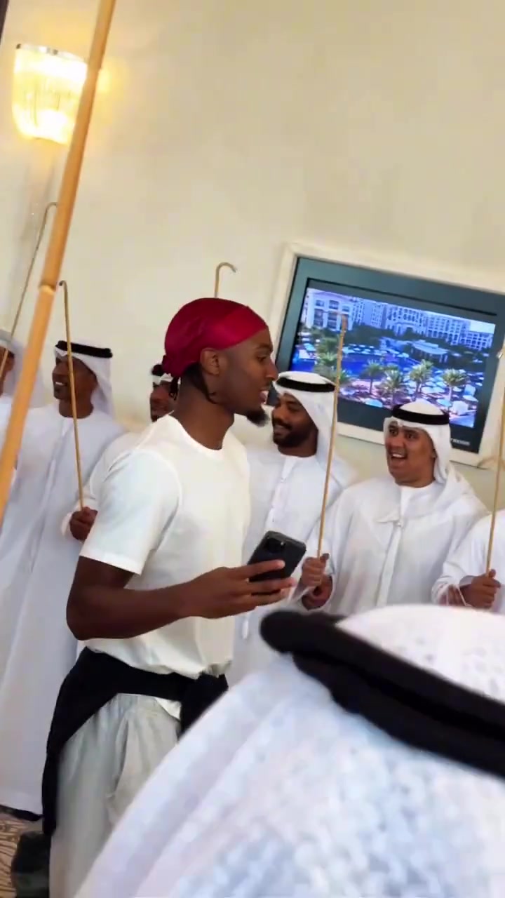 76人全队抵达阿布扎比