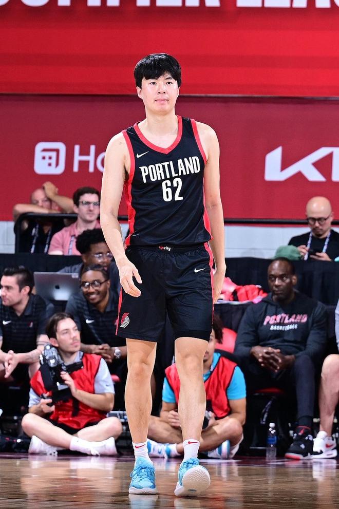 李賢重暴砍33分，中國男籃三個後衛都防不住李賢重，趙睿在就好瞭