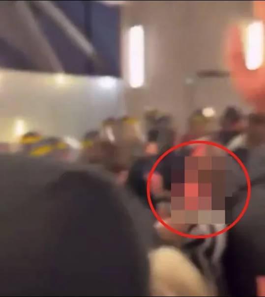 太阳报：马赛vs纽卡有球迷在厕所发生关系，后男子与警察冲突