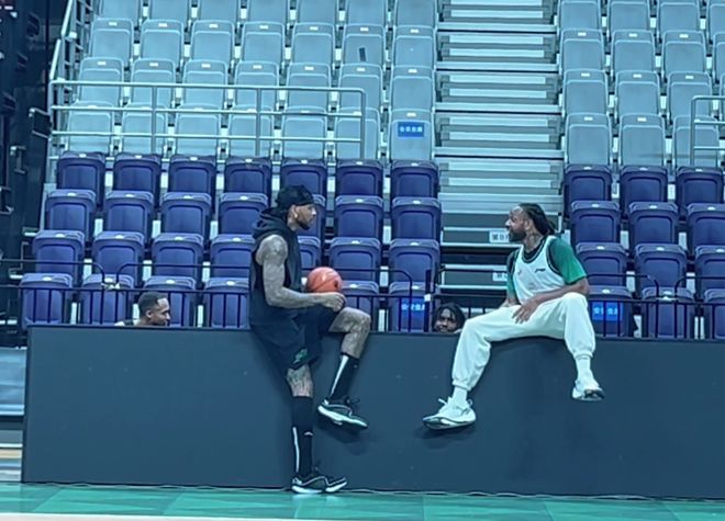 遼籃媒體人！四外談笑風生，烏戈帶6小將訓練，繼偉手帝回歸訓練