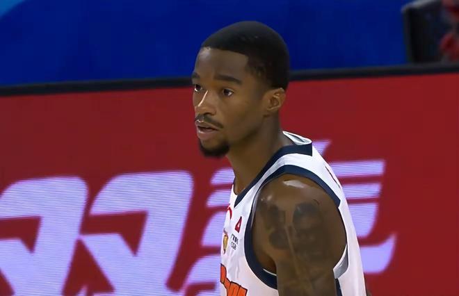 立竿見影！廣東隊首發一進一出，18歲小將壓哨提拔，杜鋒盛贊一人