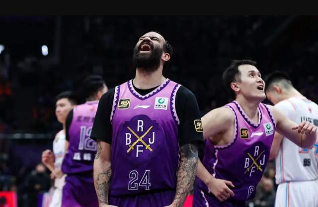 17投狂轟36分7助！超級外援大殺四方，張慶鵬提前收獲季後賽法寶